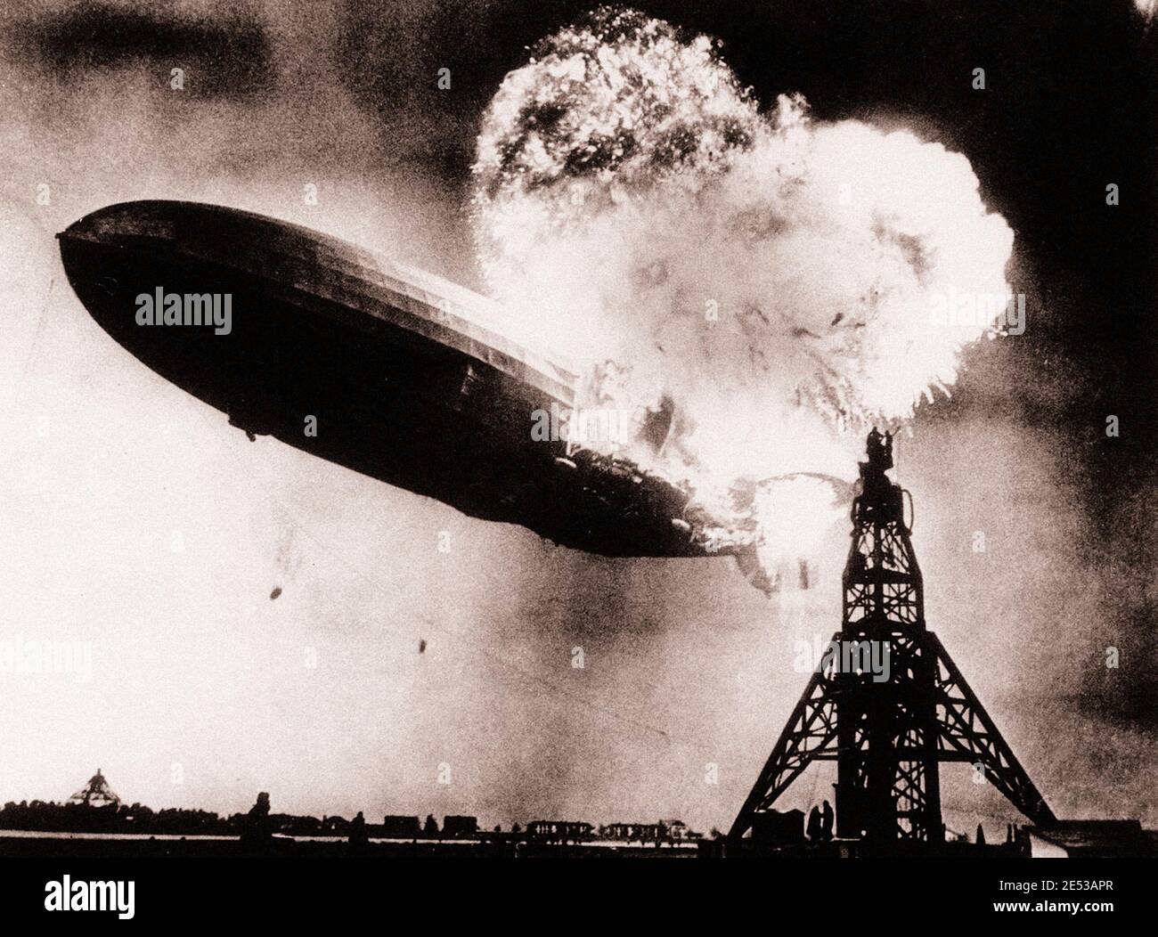 Hindenburg Explosion. Die deutsche Luftschiff explodiert Landeanflug auf den Lakehurst Naval Air Station. 36 der 97 Menschen an Bord waren Stockfoto