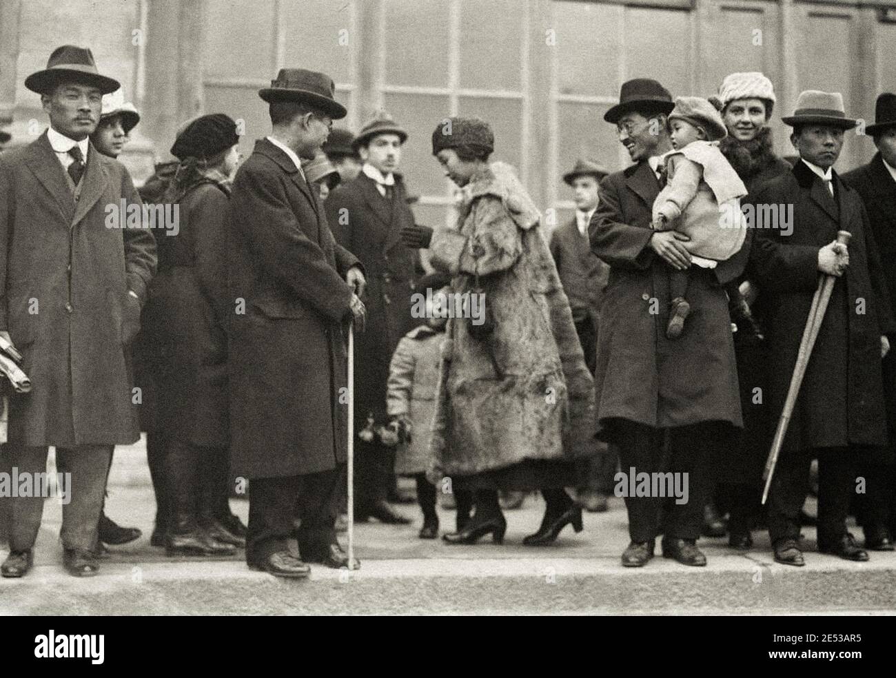 Erste Sitzung des Völkerbundes am 10. Januar in Genf. Die japanische Delegation mit der Frau eines der Delegierten, der seine ganze Familie mitnahm Stockfoto