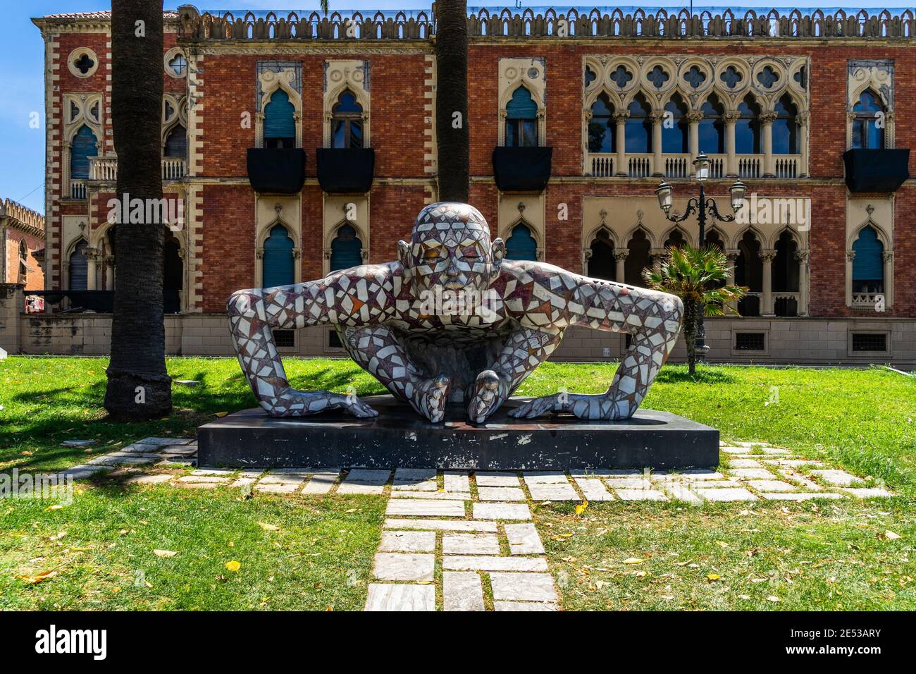 Reggio Calabria, Italien, Aug. 2020 – Skulptur des italienischen Künstlers Rabarama (Paola Epifani) vor der Villa Geonoese Zerbi Stockfoto