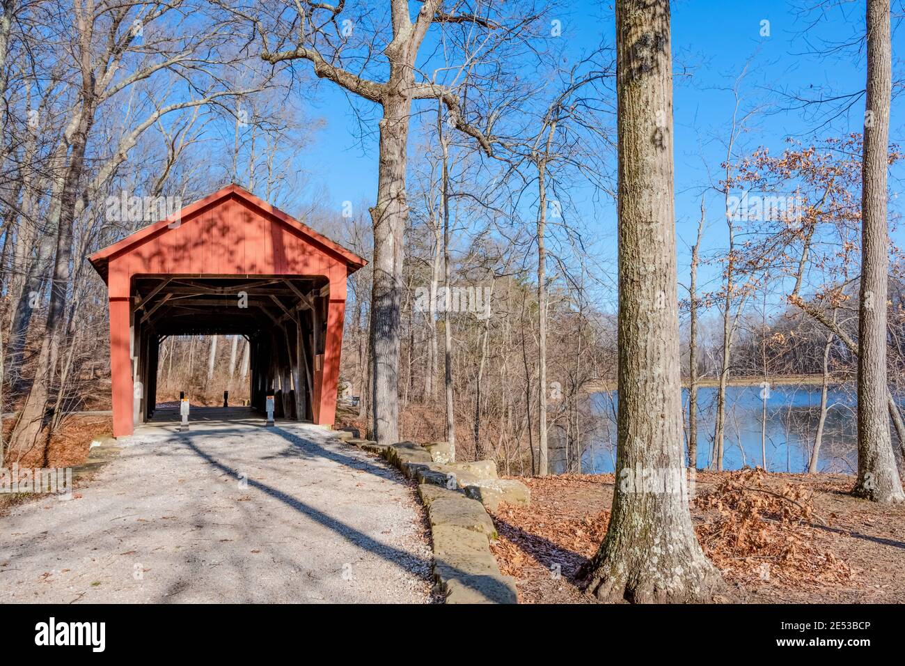 Lancaster, Ohio/USA-5. Januar 2019: Die historische George Hutchins Covered Bridge wurde 1904 erbaut und befindet sich im Charles Alley Nature Park in der Nähe des Lake Loret Stockfoto