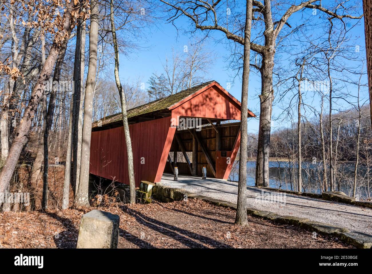 Lancaster, Ohio/USA-5. Januar 2019: Die historische George Hutchins Covered Bridge wurde 1904 mit dem Loretta See im Hintergrund gebaut. Beide befinden sich in CH Stockfoto