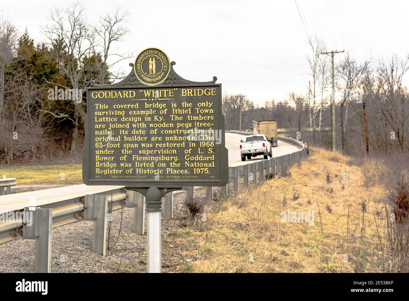 Goddard, Kentucky: 26. Februar 2016, Goddard 'White' Bridge Schild mit Informationen über die historische überdachte Brücke. Stockfoto