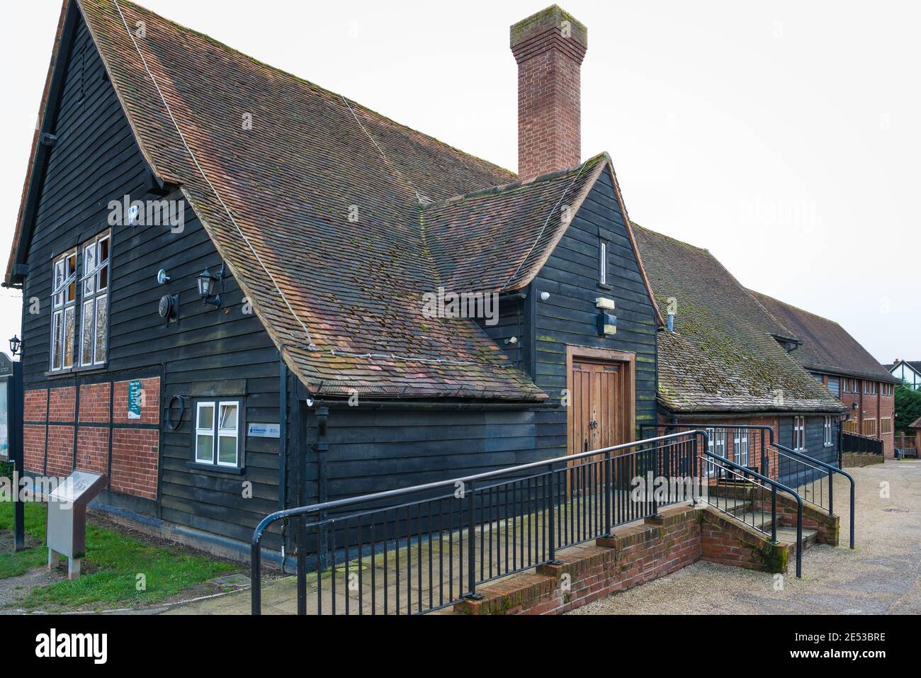 Die öffentliche Bibliothek im Manor Farm Heritage Centre, Ruislip, Middlesex, England, Großbritannien Stockfoto