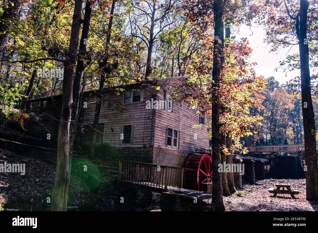 Bethel, Alabama/USA - Nov 10, 2018: Alte Grubmühle im Clarkson Covered Bridge Park im Herbstsonnenlicht. Stockfoto