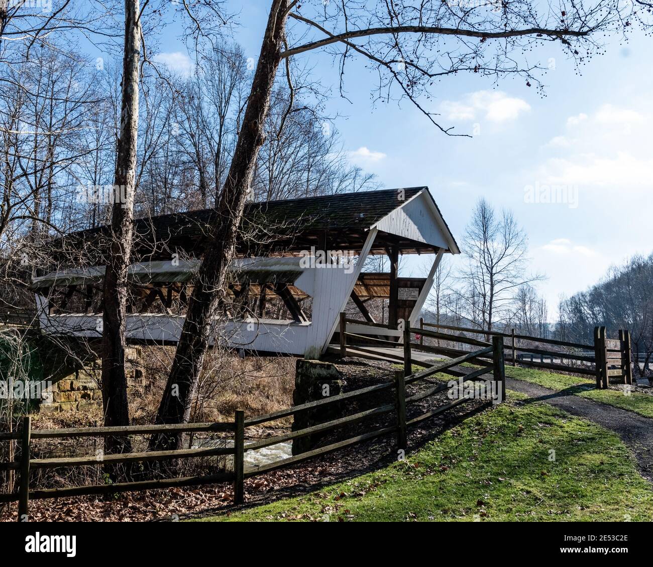 Lancaster, Ohio/USA – 5. Januar. 2019: Historische Mink Hollow Covered Bridge in Fairfield County, Ohio wurde 1887 erbaut. Stockfoto
