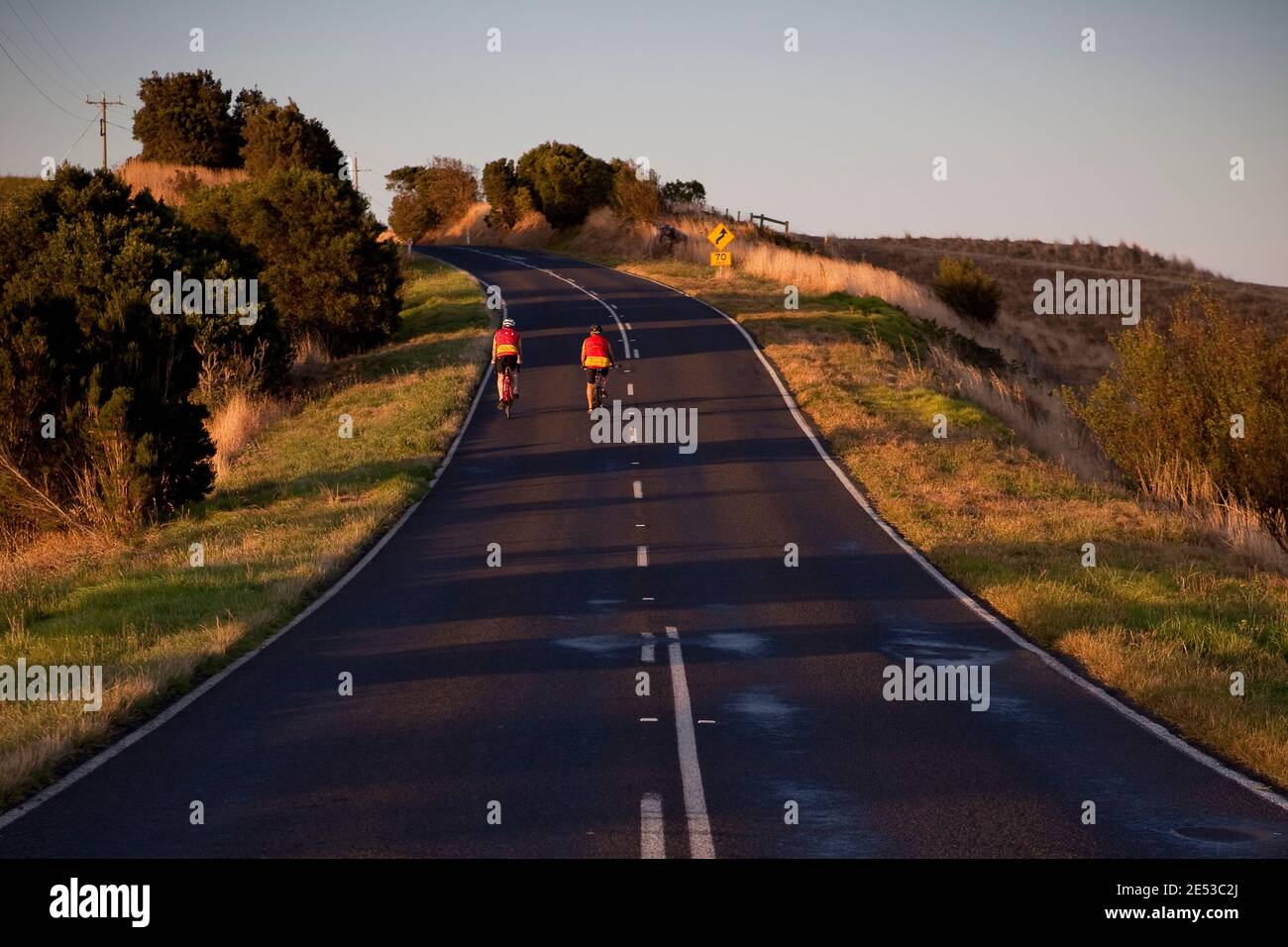 Radfahrer in der Abenddämmerung in den Strzelecki Ranges, Victoria, Australien. Stockfoto