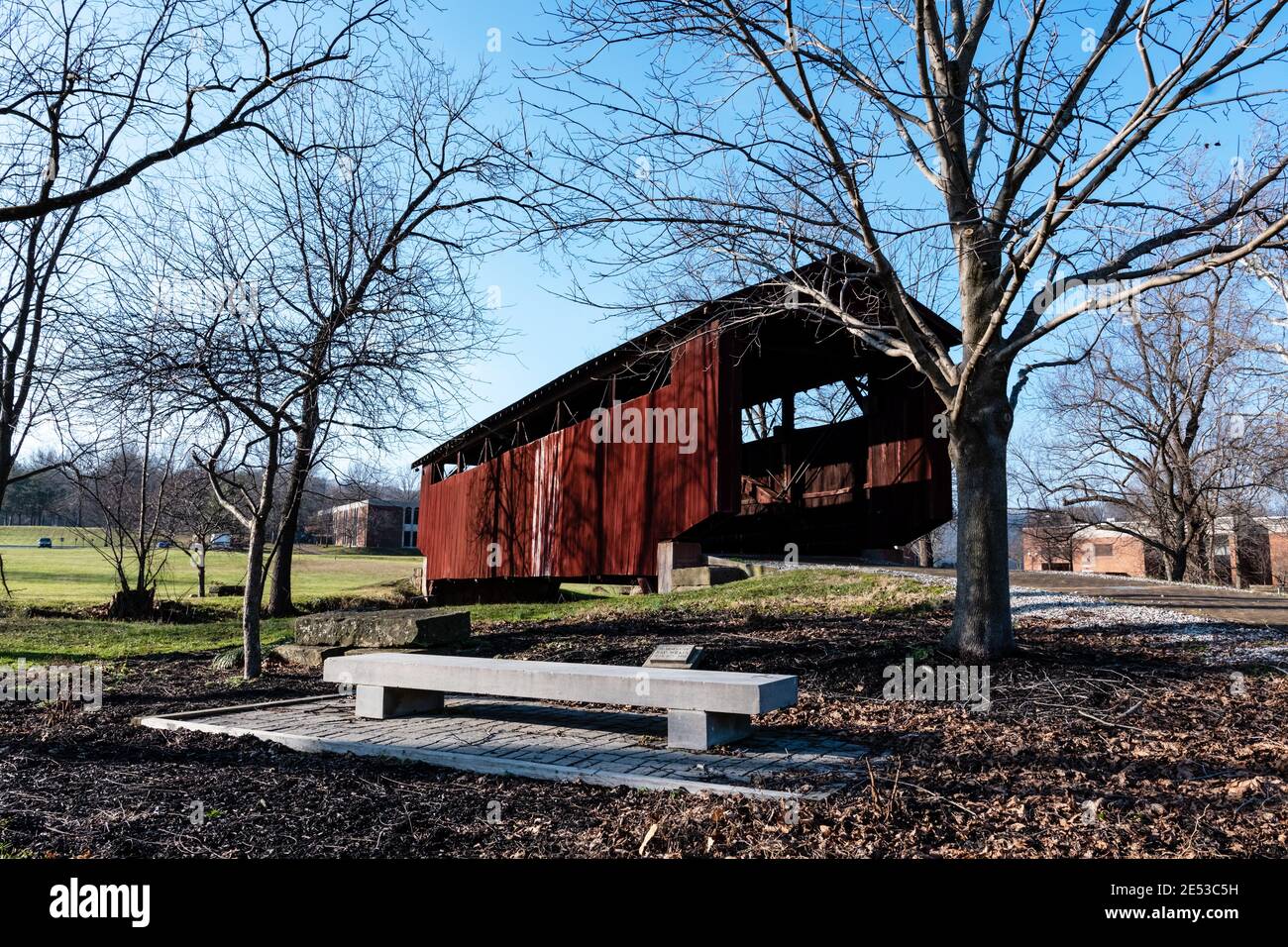 Lancaster, Ohio/USA – 5. Januar. 2019: Die historische John Bright No. 2 Covered Bridge wurde ursprünglich 1881 in der Nähe von Baltimore, Ohio gebaut, wurde aber später verlegt Stockfoto