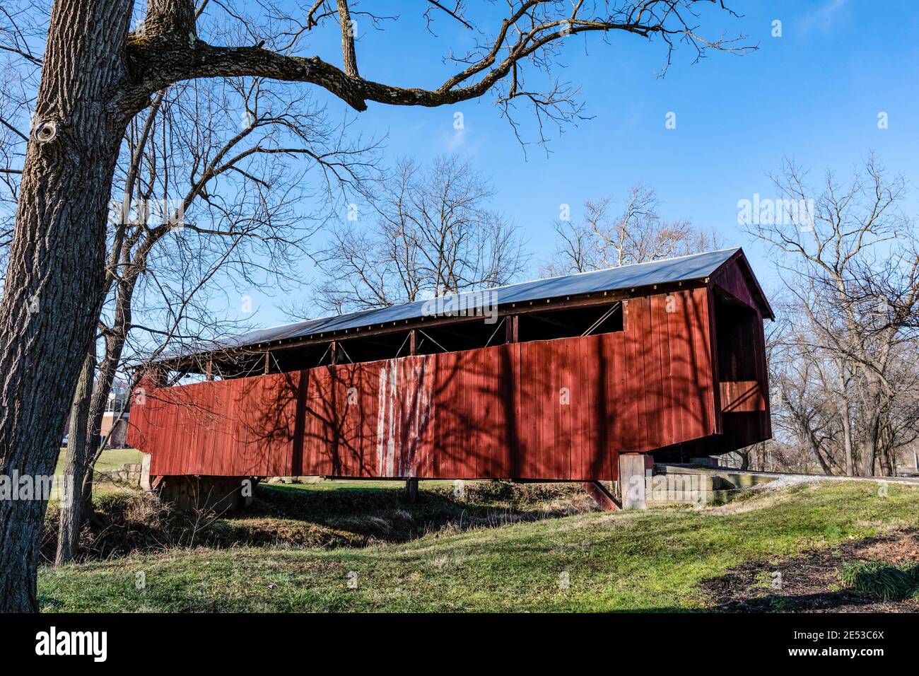 Lancaster, Ohio/USA – 5. Januar. 2019: Historische John Bright No. 2 Covered Bridge hinter der Ohio University Lancaster wurde ursprünglich im Jahr 1881 n gebaut Stockfoto