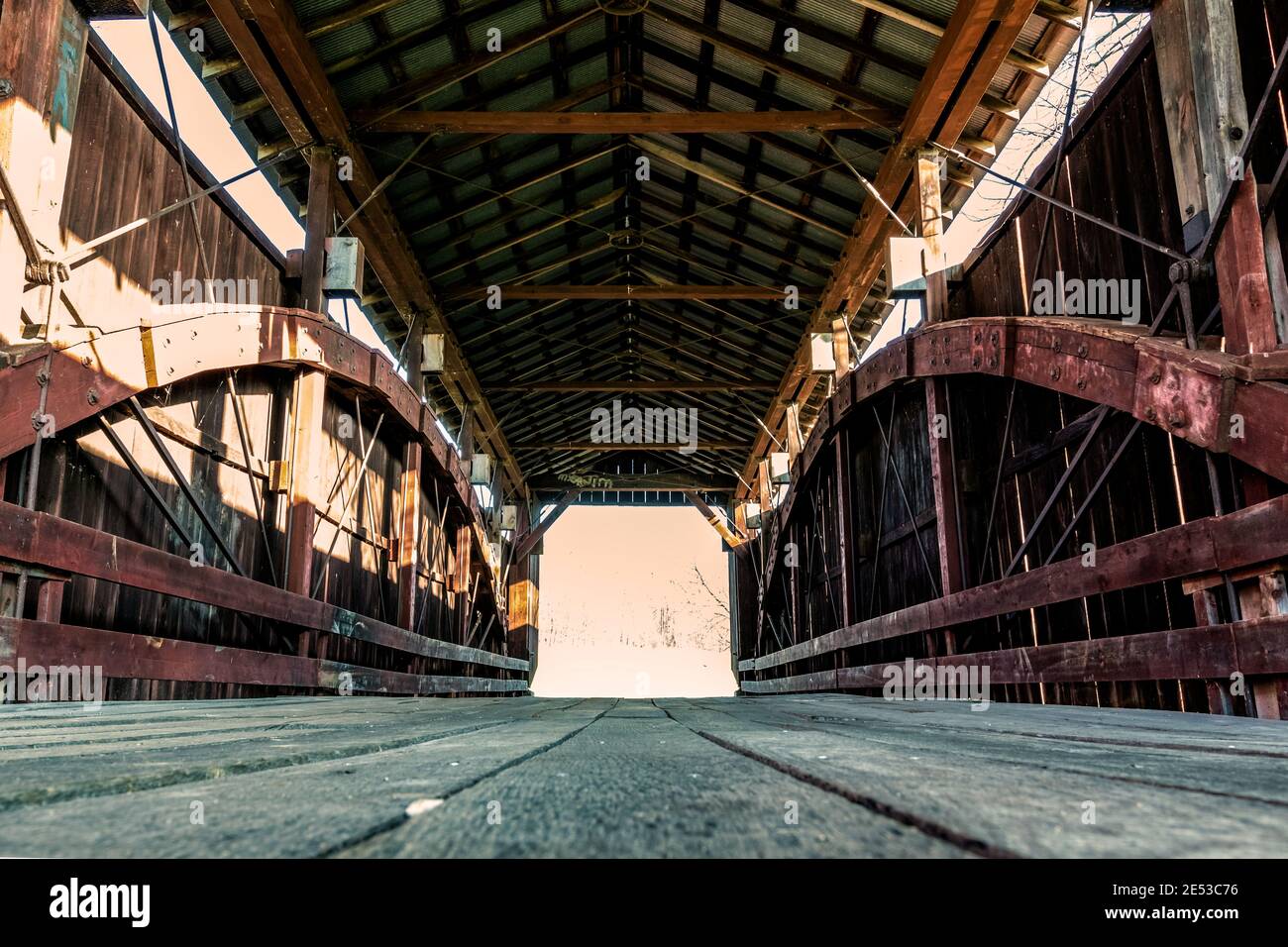 Lancaster, Ohio/USA – 5. Januar. 2019: Innenansicht der historischen John Bright No. 2 Covered Bridge und ihrer umgedrehten Bogensehne. Stockfoto