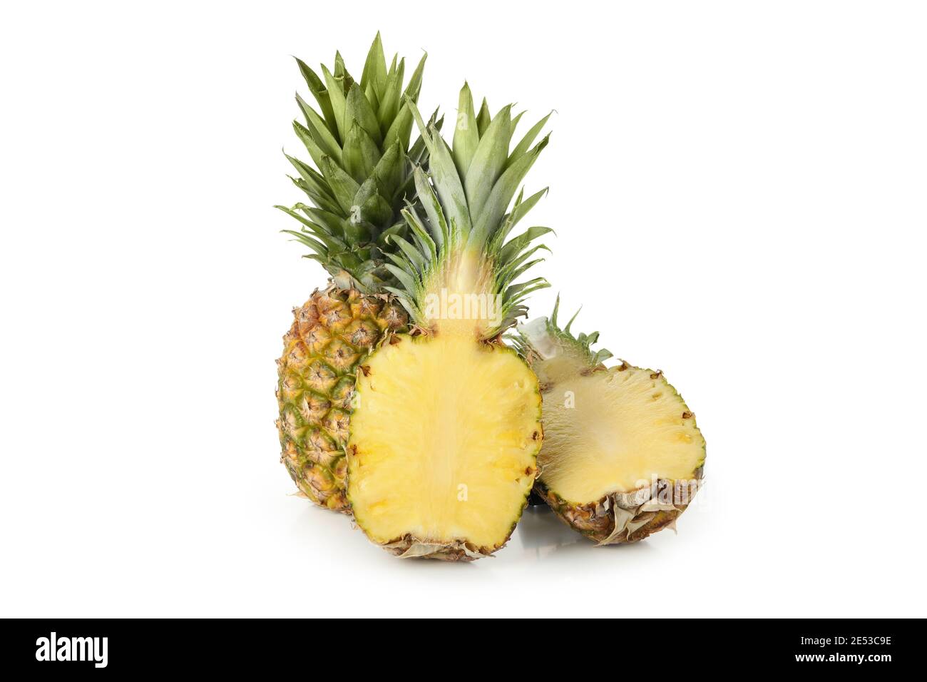 Leckere reife Ananas isoliert auf weißem Hintergrund Stockfoto