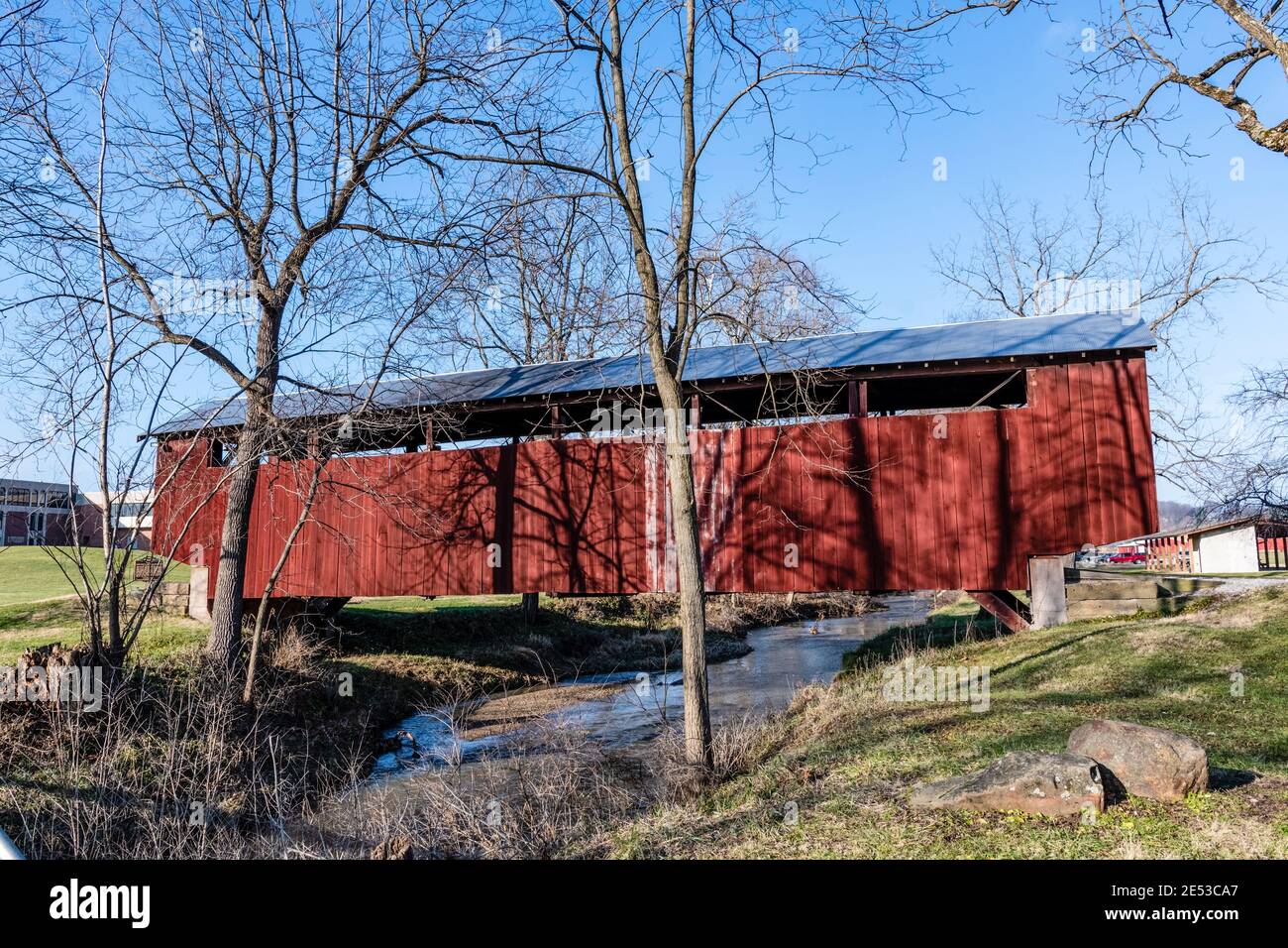Lancaster, Ohio/USA – 5. Januar. 2019: Historischer John Bright No. 2 Covered Bridge over Fetter Run hinter der Ohio University Lancaster war ursprünglich Stockfoto