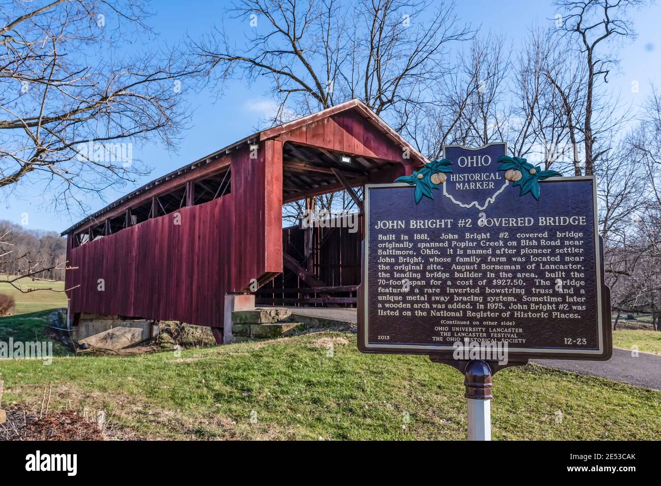 Lancaster, Ohio/USA – 5. Januar. 2019: Historische Markierung vor der John Bright No. 2 Covered Bridge über Fesseln laufen hinter Ohio University Stockfoto