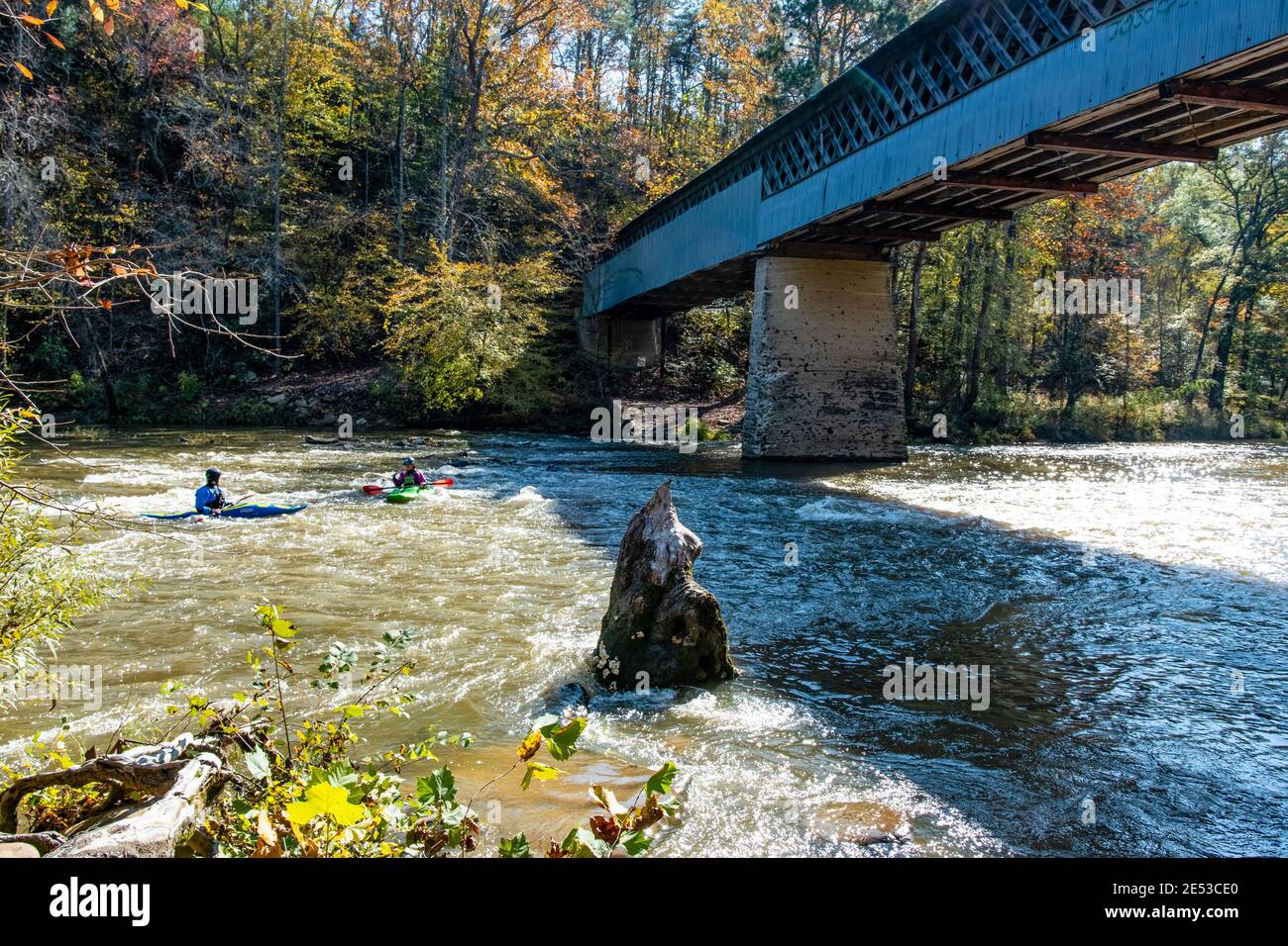 Cleveland, Alabama/USA-10. November 2018: Kyakers genießen die Landschaft entlang der Locust Fork des Warrior River, schweben unter der Swann bedeckten Bridg Stockfoto