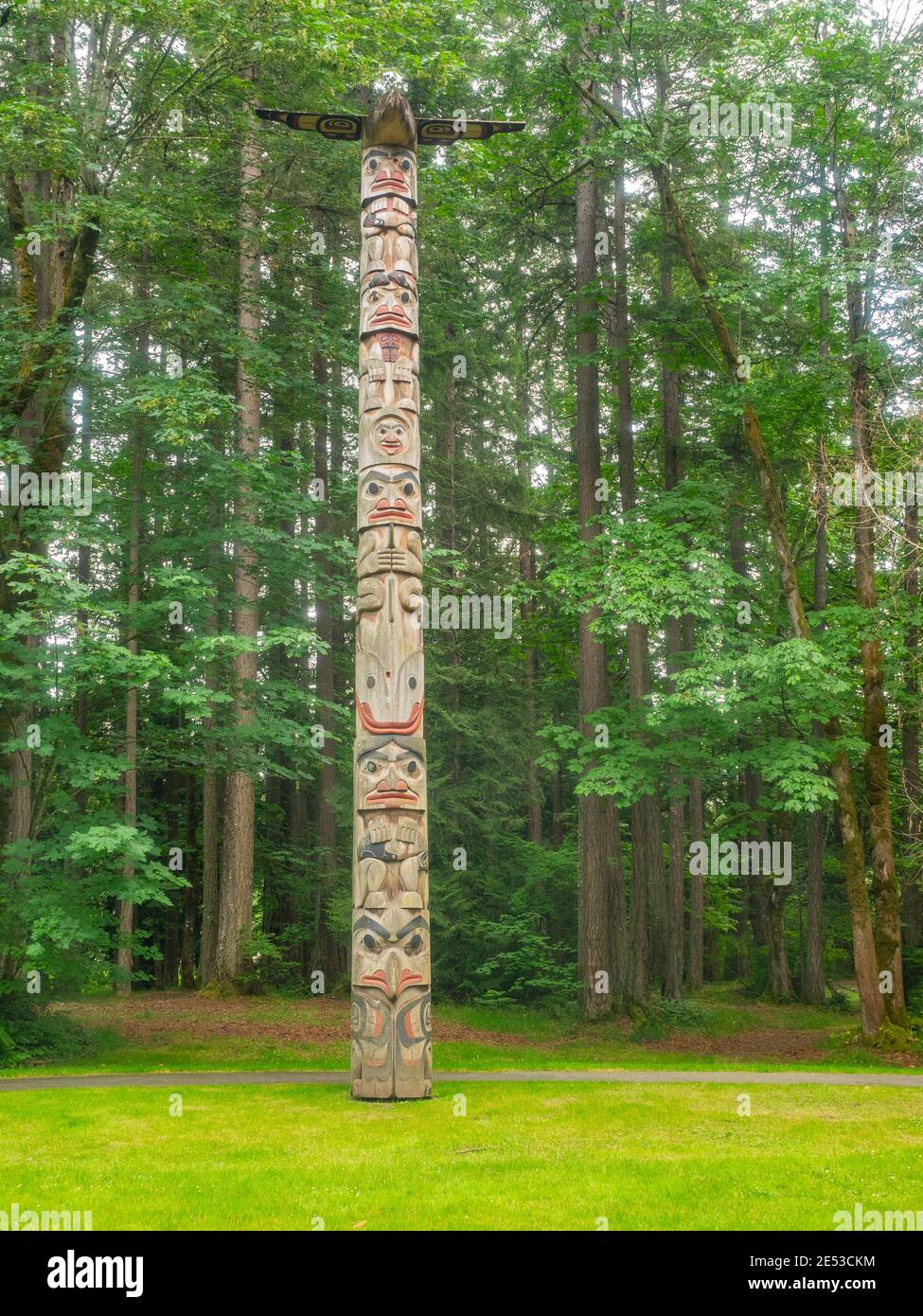 Totempfähle (monumentale Schnitzereien, eine Art Nordwest-Küste Kunst, bestehend aus Pfosten oder Säulen, geschnitzt mit Symbolen oder Figuren. Sie sind U Stockfoto