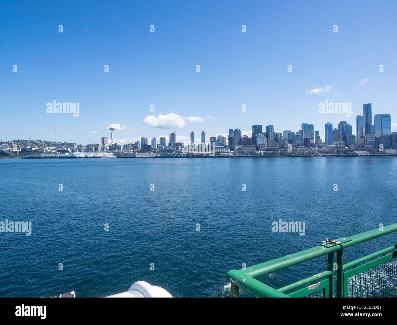 Seattle's Waterfront von der Bainbridge Island Fähre, wie es nähert Der Seattle Fährhafen am Colman Dock Stockfoto