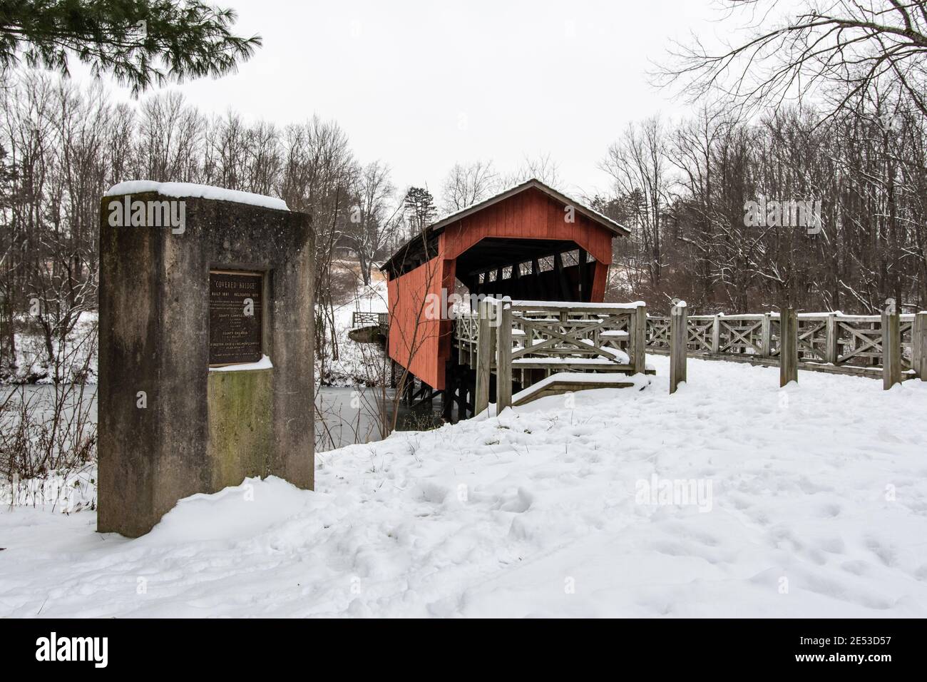 St. Clairsville, Ohio/USA- 15. Januar 2019: Schneebedeckte Shaeffer Campbell Covered Bridge auf dem Campus der Ohio University Eastern Campus gefunden wurde o Stockfoto