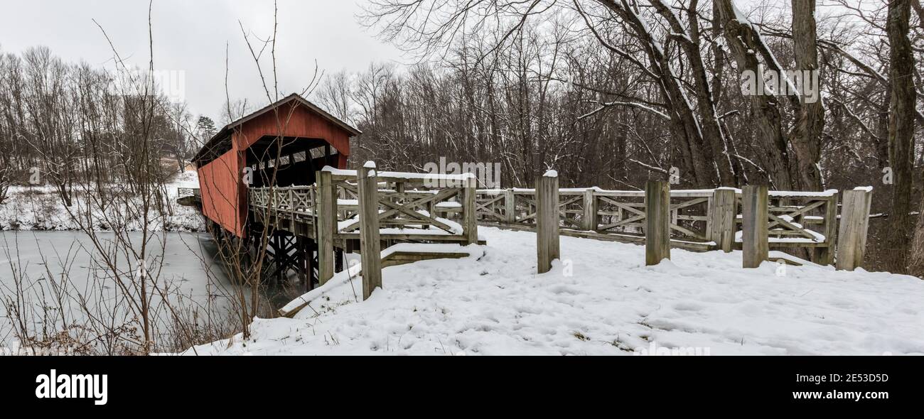 St. Clairsville, Ohio/USA- 15. Januar 2019: Schneebedeckte Shaeffer Campbell Covered Bridge über einem gefrorenen College Pond, gefunden auf dem Campus der Ohio Uni Stockfoto