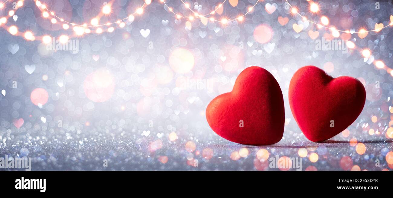 Two Hearts In Love On Silver Glitter Mit Abstrakter Unschärfe Hintergrund Stockfoto