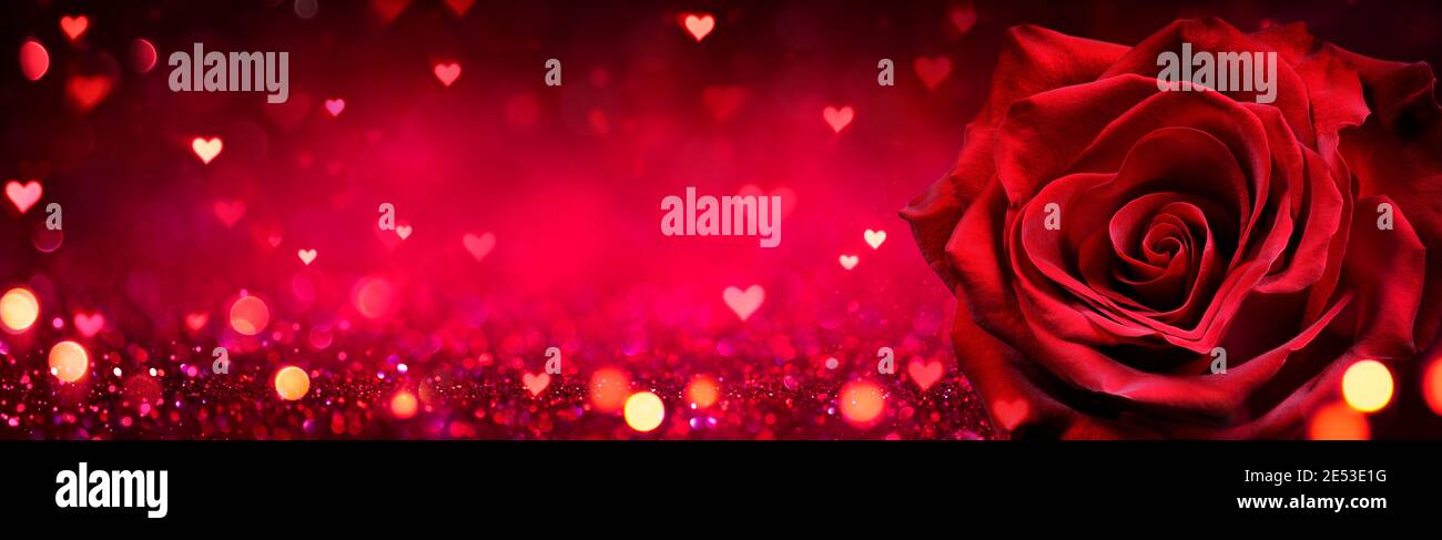 Valentinskarte - Rote Rose In Herzform Auf Glänzendem Glitzer Hintergrund Stockfoto