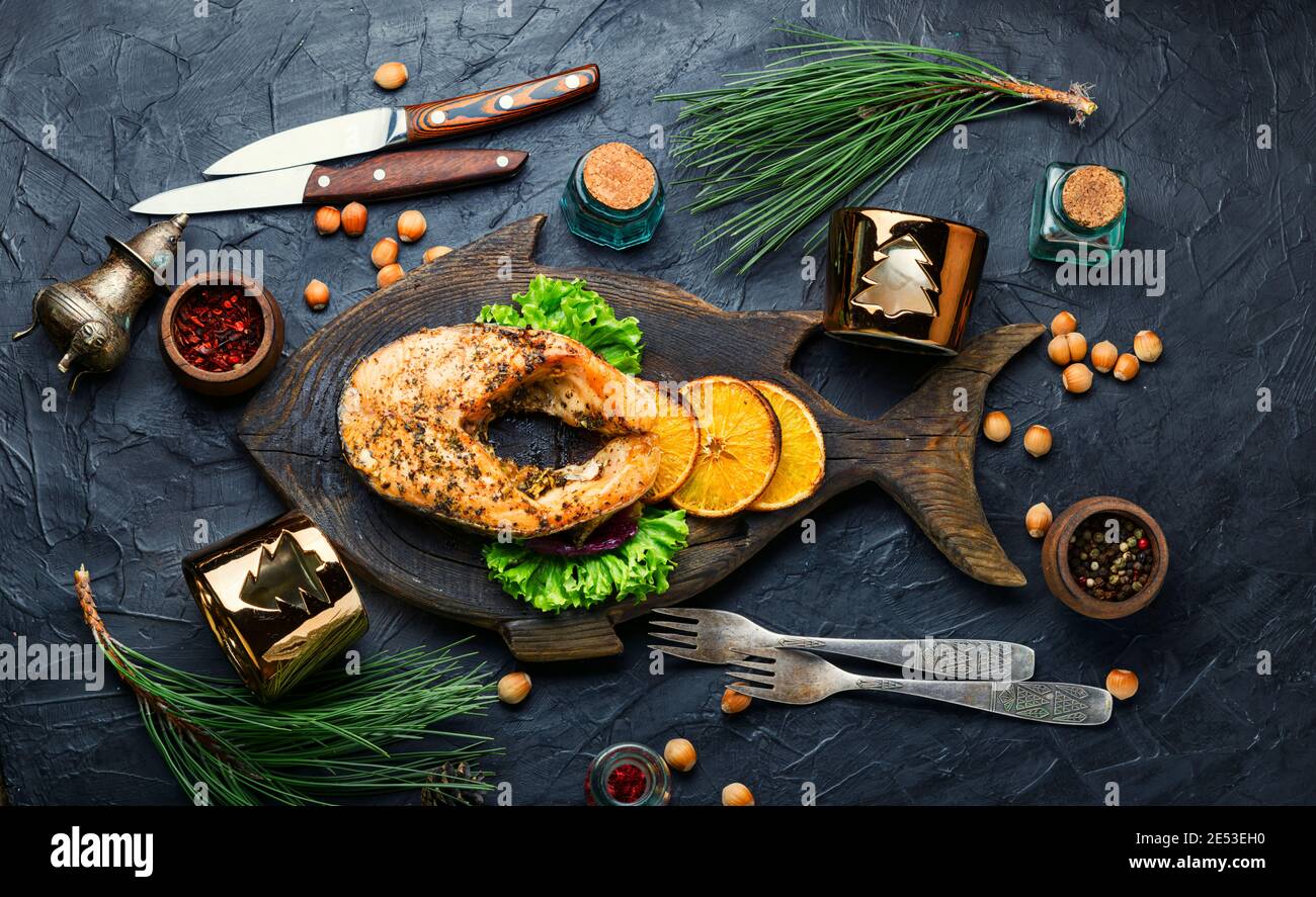 Appetitliches Lachssteak mit Orangen gebacken.Fischsteak, Weihnachtsessen. Stockfoto