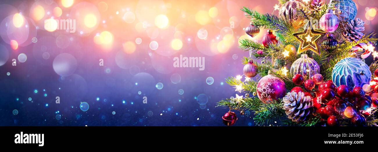 Weihnachtsbaum Und Kugeln Auf Abstraktem Unfokusstem Hintergrund Stockfoto
