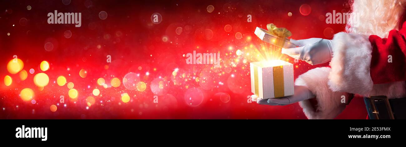 Weihnachtsmann Eröffnung Weihnachtsgeschenk Mit Glänzenden Sternen Stockfoto