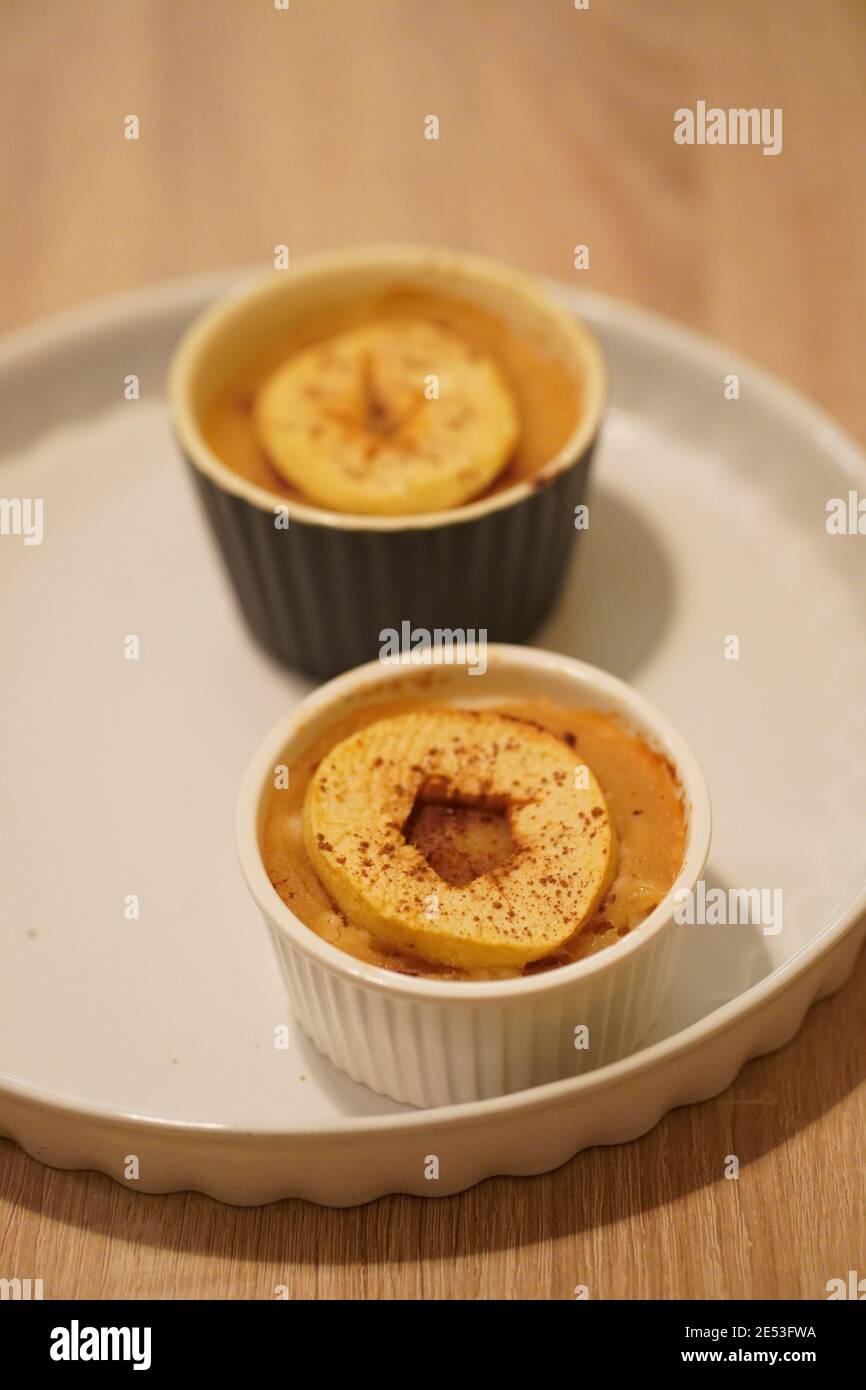 Selektive Fokus Schuss von köstlichen hausgemachten Apfel und Reispudding In Backformen Stockfoto