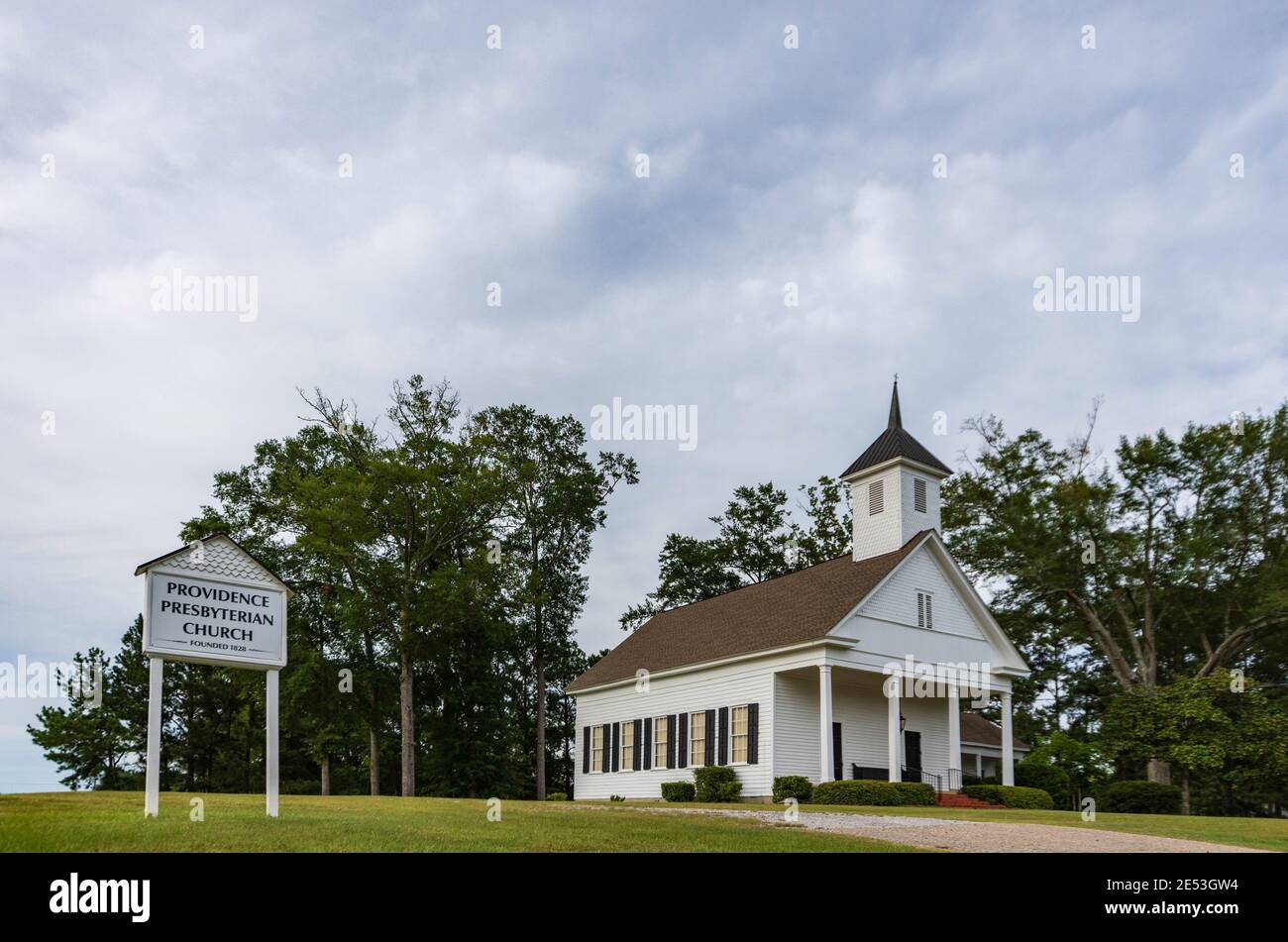 Montgomery, Alabama/USA -21. Juli 2020: Providence Presbyterianische Kirche mit negativem Raum oben. Dies ist eine kleine historische Landkirche, die im 1. Jahrhundert gegründet wurde Stockfoto