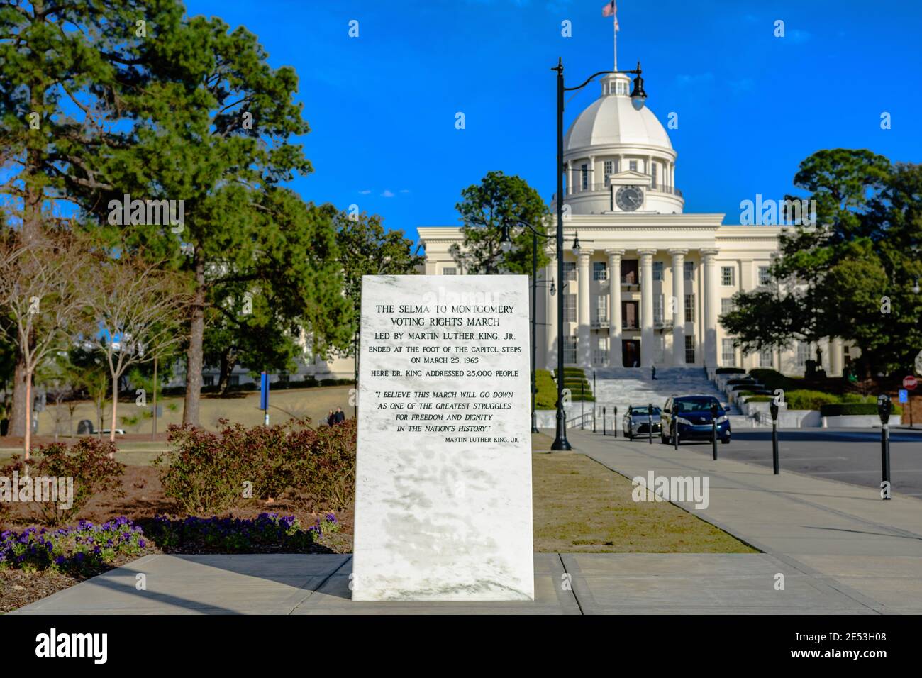 Montgomery, Alabama, USA - 28. Januar 2017: Gedenkstein für die Selma-Montgomery-Stimmrechte marschieren mit dem Alabama State Capitol im Bac Stockfoto