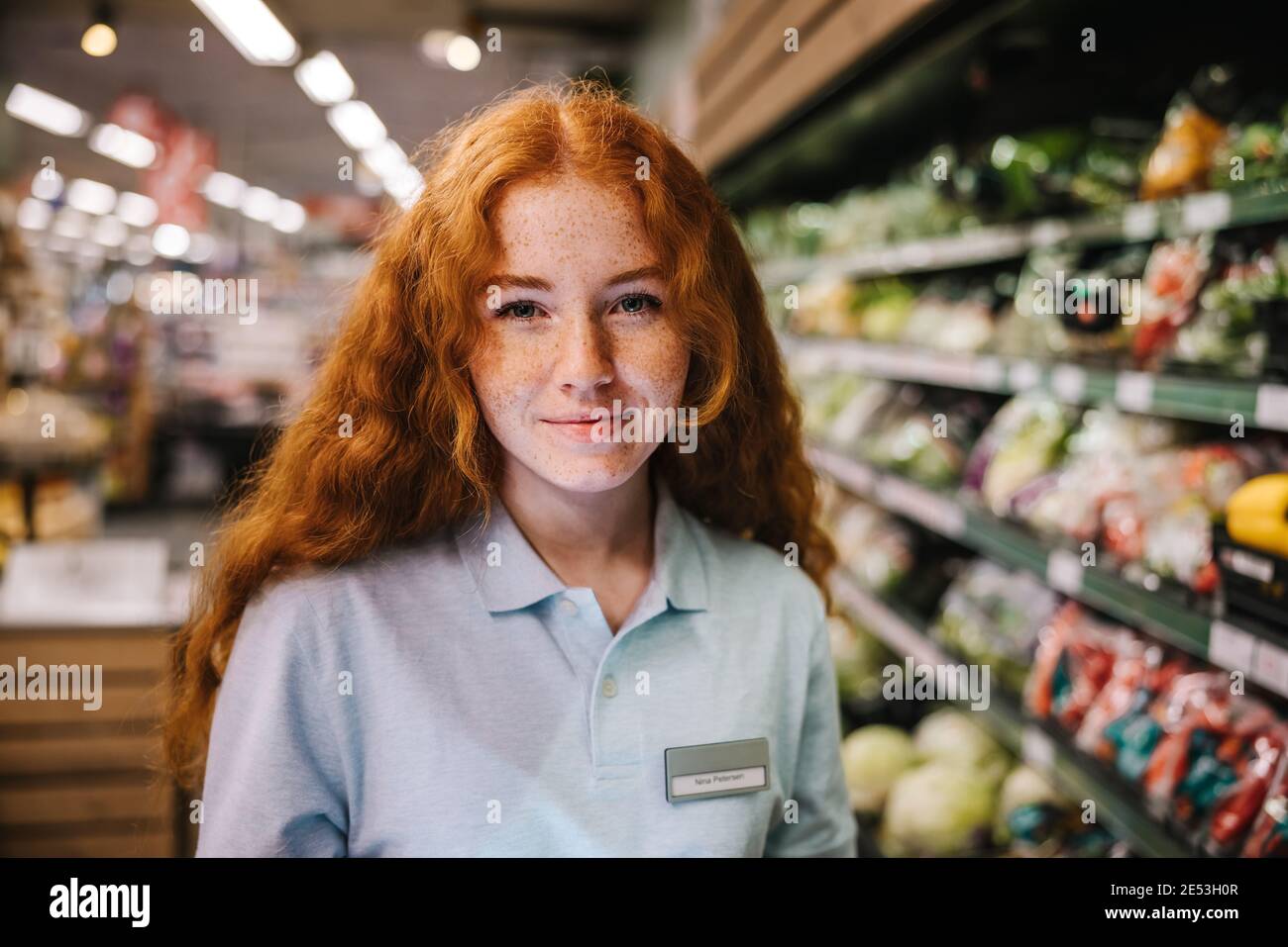 Nahaufnahme einer Studentin im Ferienjob im Lebensmittelgeschäft. Frau, die im Supermarkt arbeitet. Stockfoto