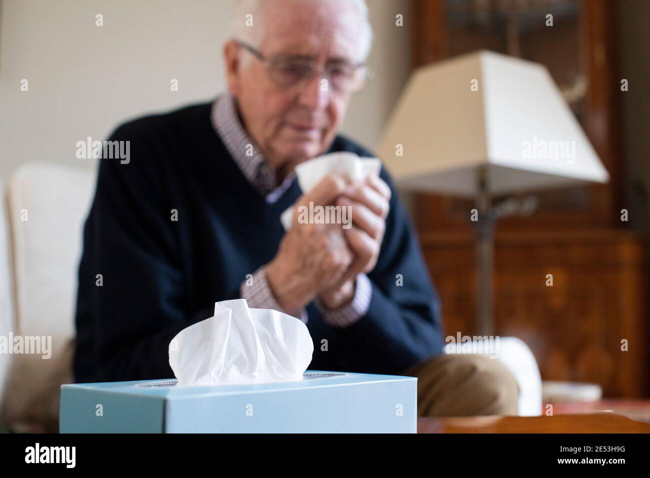 Ältere Menschen zu Hause Leiden mit Erkältung oder Grippe Virus Stockfoto