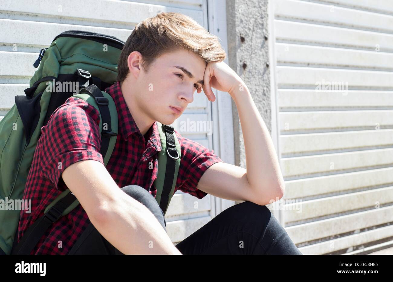 Verwundbare Teenage Boy Auf Der Straße Nach Dem Verlassen Des Hauses Stockfoto