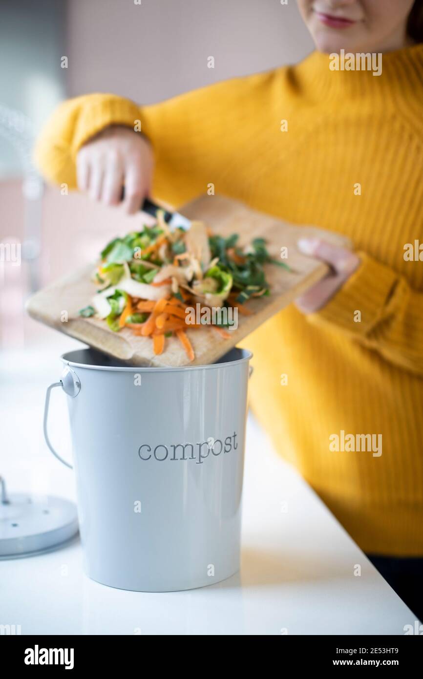 Nahaufnahme von Frau Herstellung von Kompost aus pflanzlichen Resten in der Küche Stockfoto