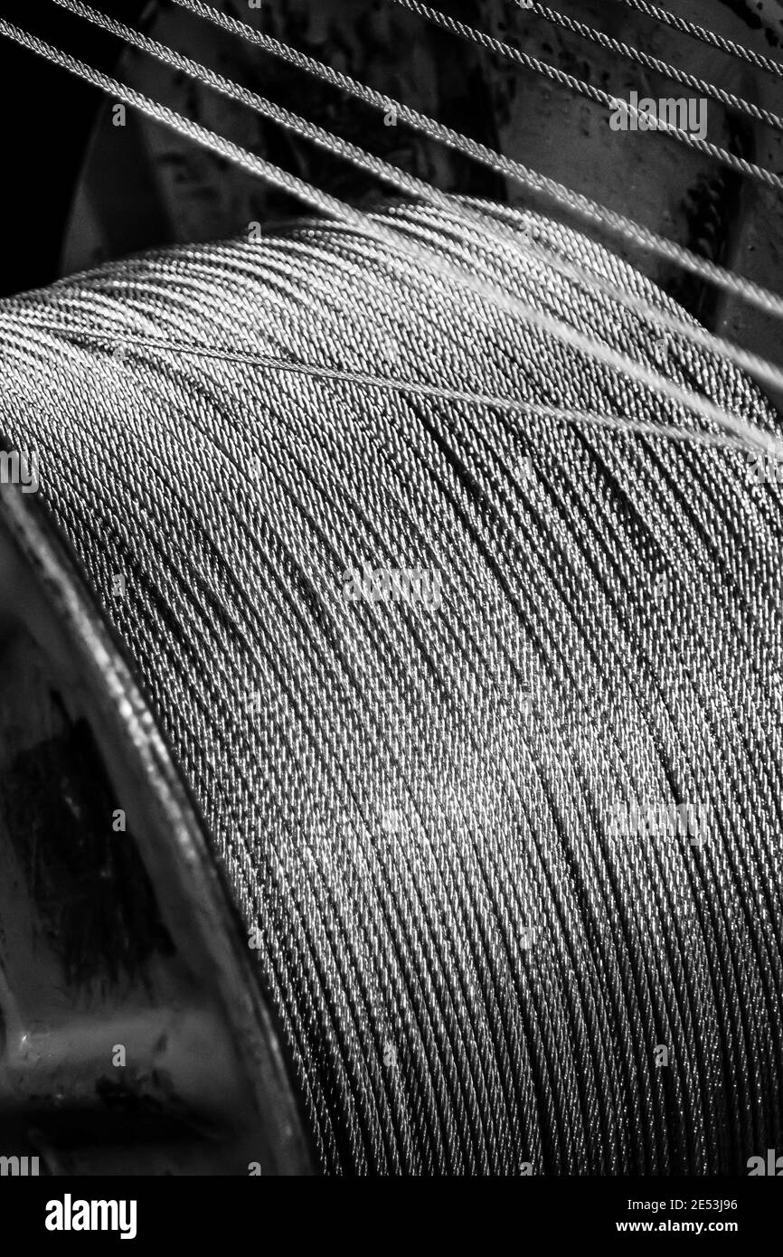 JOHANNESBURG, SÜDAFRIKA - 06. Jan 2021: Johannesburg, Südafrika - 16. Oktober 2012: Nahaufnahme von Kabelspulen auf einer großen Maschine in einem Kontra Stockfoto