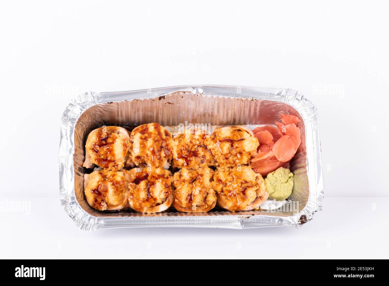 Heiße leckere Sushi-Rolle mit gegrilltem Käse, Mayonnaise Verpackung in  Folie Aluminium Box Behälter für japanische Lebensmittel Lieferung,  Flugzeug oder Takeaway se Stockfotografie - Alamy