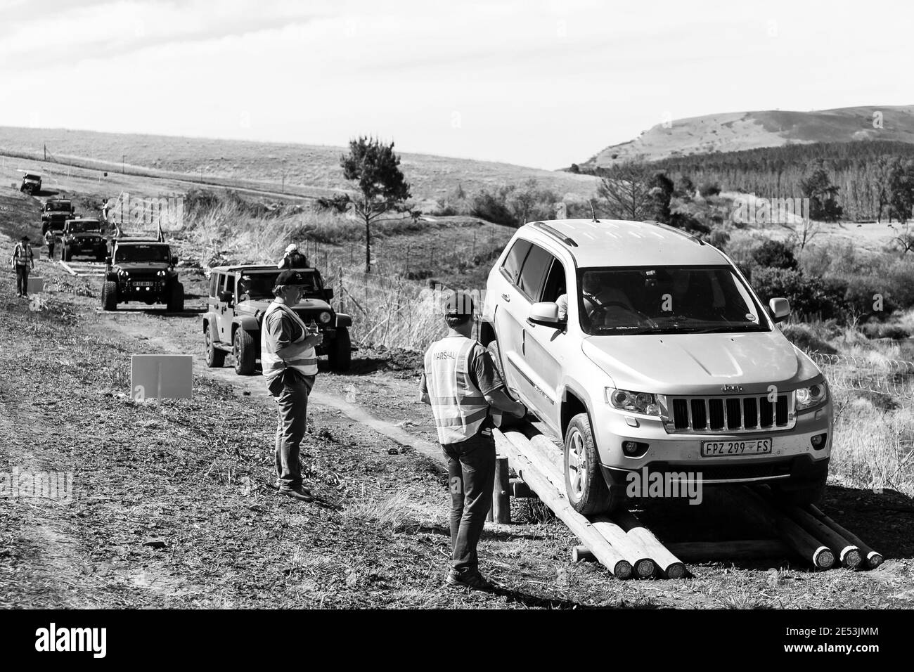 HARRIS, SÜDAFRIKA - 06. Jan 2021: Harrismith, Südafrika - 02 2015. Oktober: 4x4 Obstacle Driver Training im Camp Jeep im Drakensberg Stockfoto