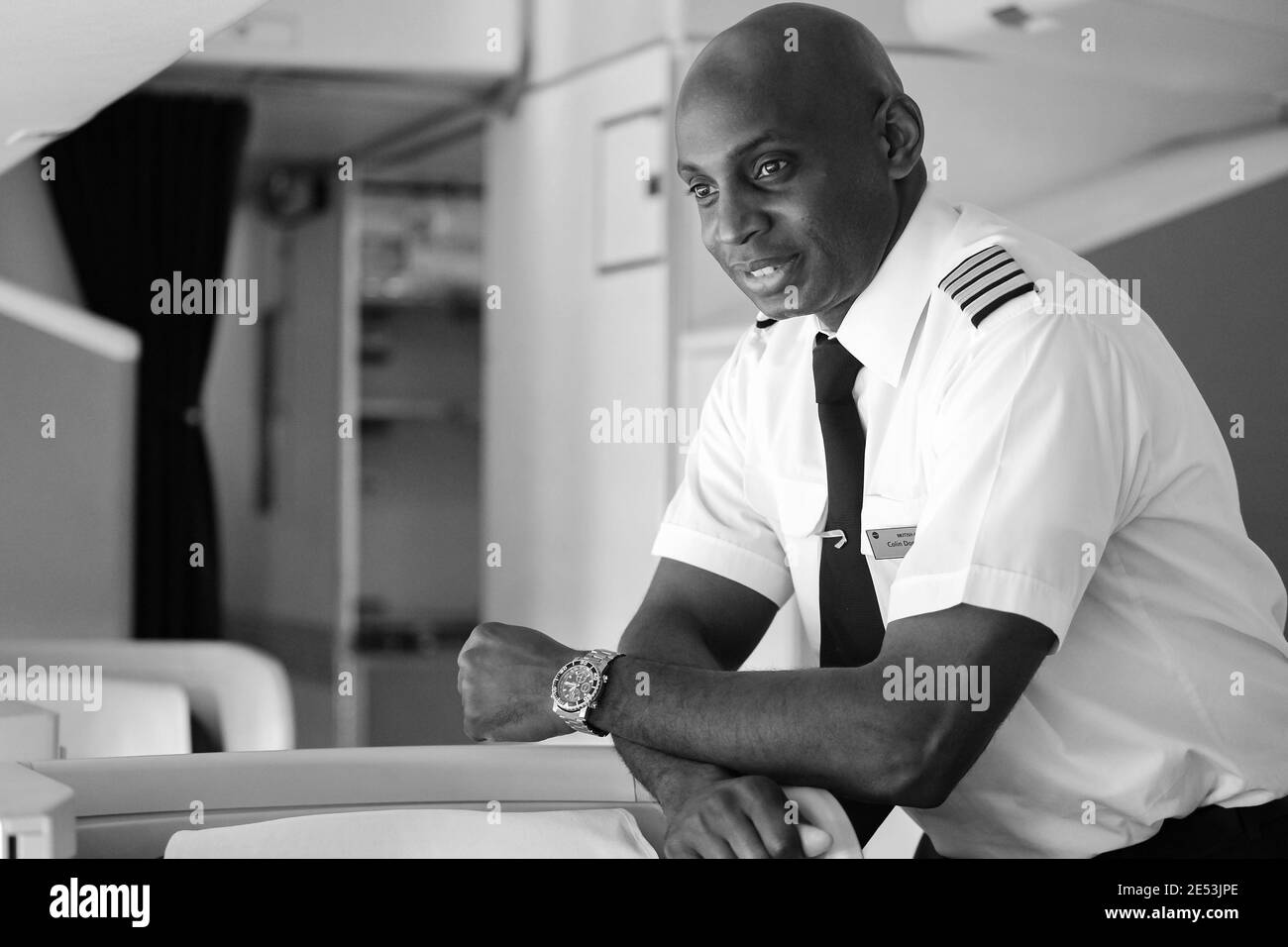 JOHANNESBURG, SÜDAFRIKA - 06. Jan 2021: Johannesburg, Südafrika - 08 2012. Mai: British Airways Middle Aged Africam Male Captain Pilot Stockfoto