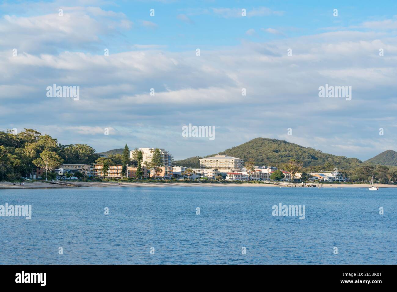 Blick südwestlich auf die Stadt Shoal Bay von Tomaree Head am Eingang zu Port Stephens, New South Wales, Australien Stockfoto