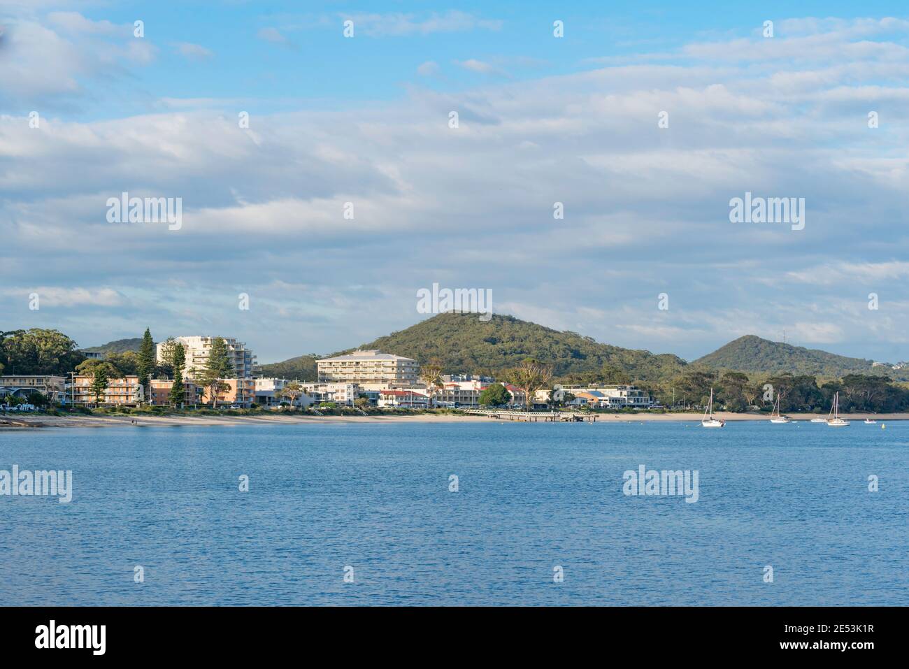 Blick südwestlich auf die Stadt Shoal Bay von Tomaree Head am Eingang zu Port Stephens, New South Wales, Australien Stockfoto