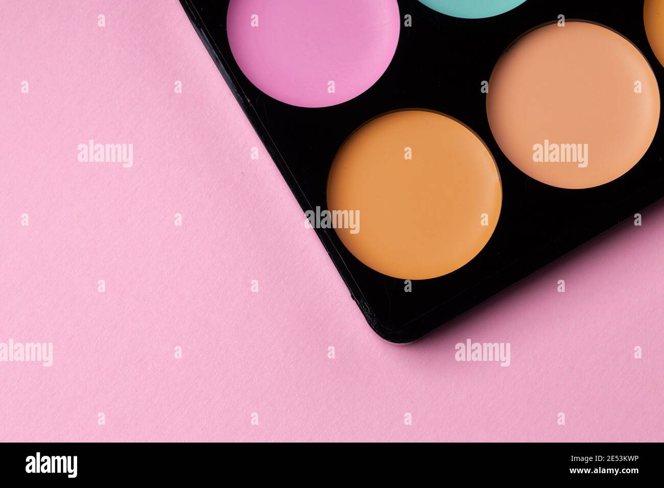 Kosmetik für Gesicht Teint auf rosa Hintergrund Stockfotografie - Alamy