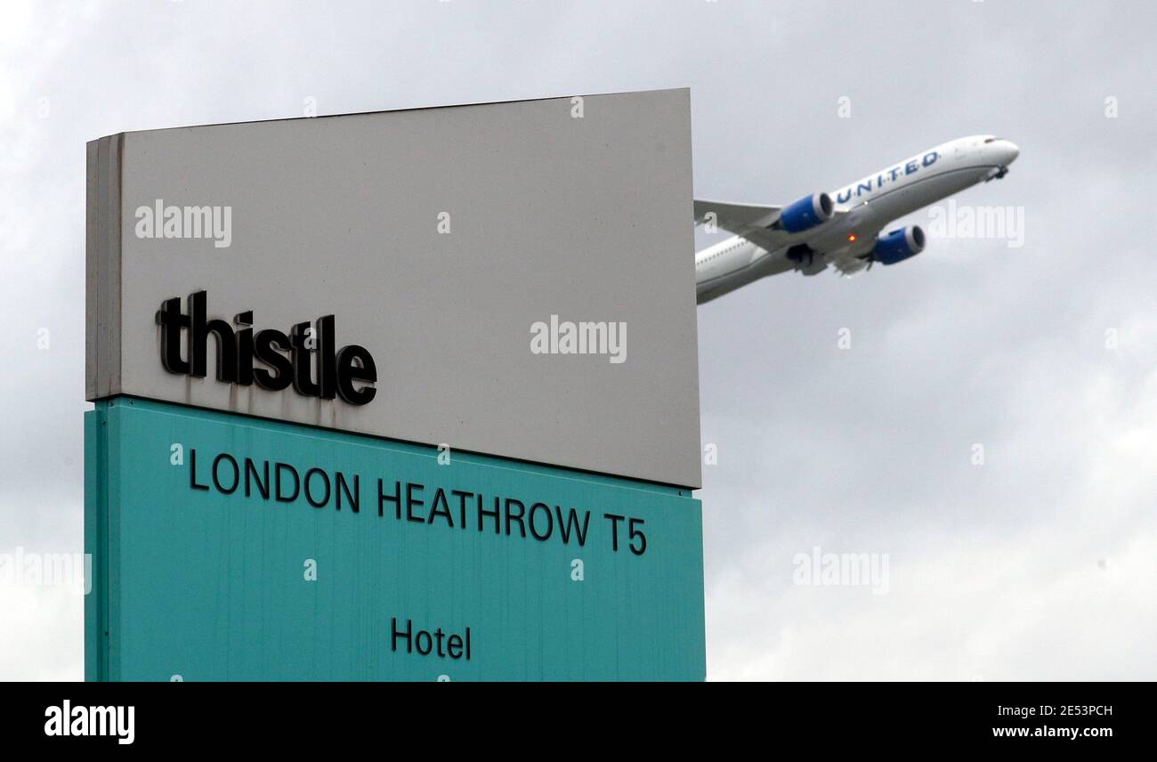 Ein Flugzeug fährt am Thistle Hotel in Heathrow vorbei. Es wird erwartet, dass Premierminister Boris Johnson Pläne genehmigt, einige Reisende, die nach Großbritannien kommen, in Hotels in Quarantäne zu zwingen, um die Ausbreitung neuer Coronavirus-Varianten zu begrenzen. Bilddatum: Dienstag, 26. Januar 2021. Stockfoto