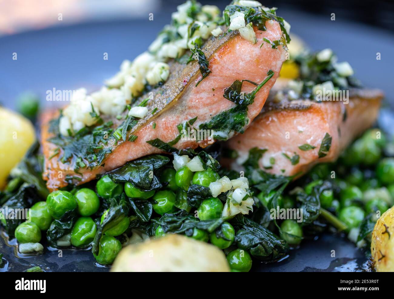 Lachsfilet mit grünen Erbsen und Spinat Stockfoto