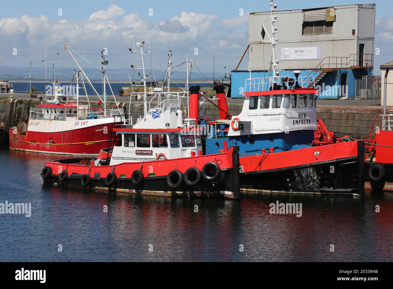 Troon Harbour, Ayrshire, Schottland, Großbritannien. Der Hafen von Troon spielt eine wichtige Rolle in den schottischen Lieferketten und liegt an der Westküste von Ayrshire, in der Nähe des Royal Troon Golf Course. Der Hafen von Troon bietet einen der geschütztesten Häfen an der Westküste Schottlands. Stockfoto