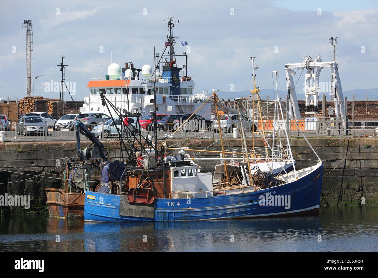 Troon Harbour, Ayrshire, Schottland, Großbritannien. Der Hafen von Troon spielt eine wichtige Rolle in den schottischen Lieferketten und liegt an der Westküste von Ayrshire, in der Nähe des Royal Troon Golf Course. Der Hafen von Troon bietet einen der geschütztesten Häfen an der Westküste Schottlands. Stockfoto