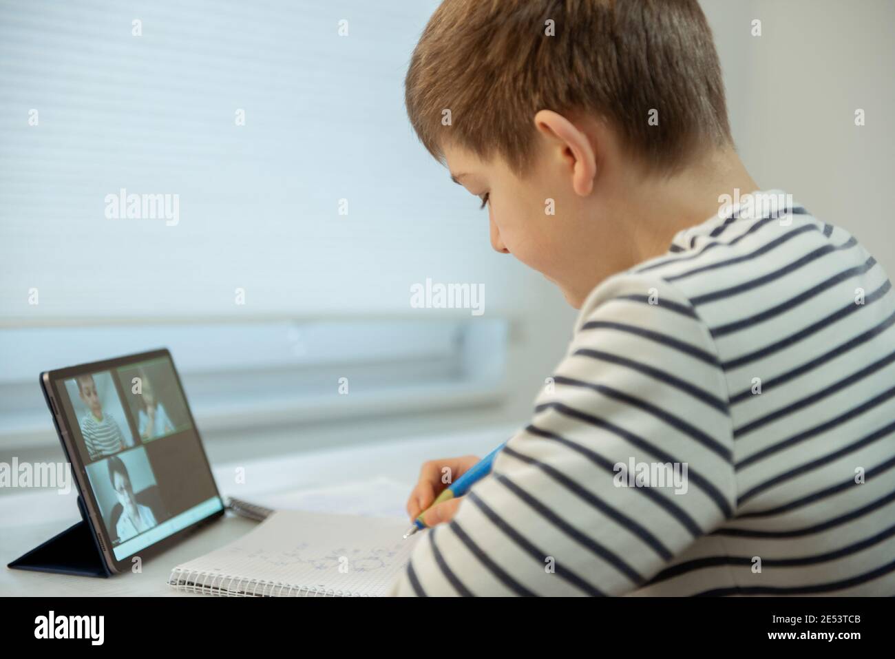 Teenager Schuljunge mit virtuellen Unterricht zu Hause mit Tablet Während der Heimschoolung bei Pandemiequarantäne Stockfoto