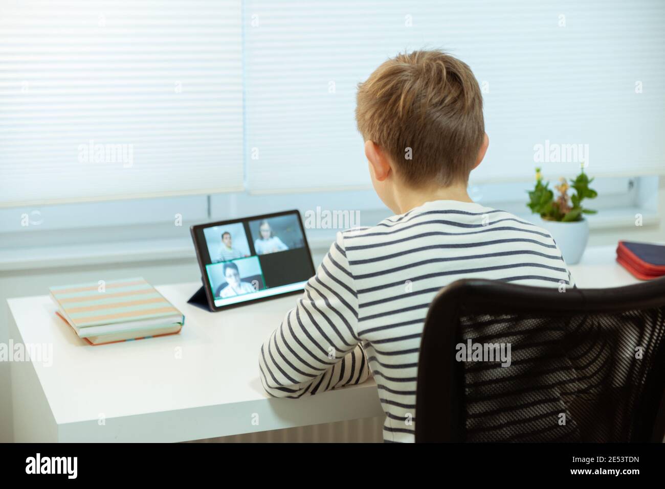 Teenager Schuljunge mit virtuellen Unterricht zu Hause mit Tablet Während der Heimschoolung bei Pandemiequarantäne Stockfoto