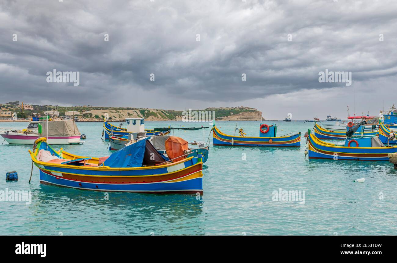 Typische Fischerboote im Dorf Marsaxlokk auf der Insel Malta Stockfoto