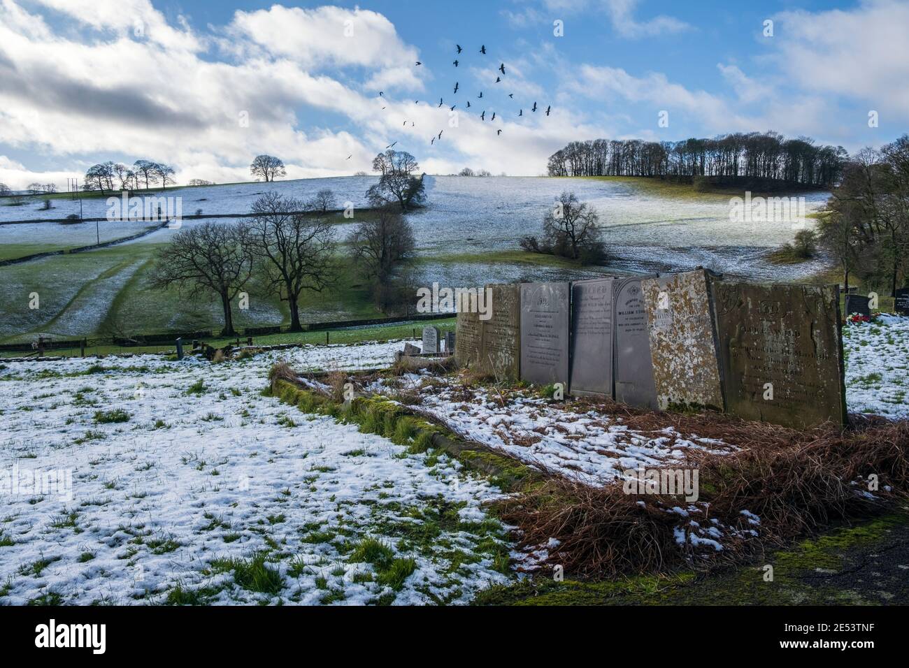 Grabsteine aus dem 19. Jahrhundert auf dem Kirchhof von St Michel and All Angels Church, Alsop en le Dale, Peak District National Park, Derbyshire Stockfoto