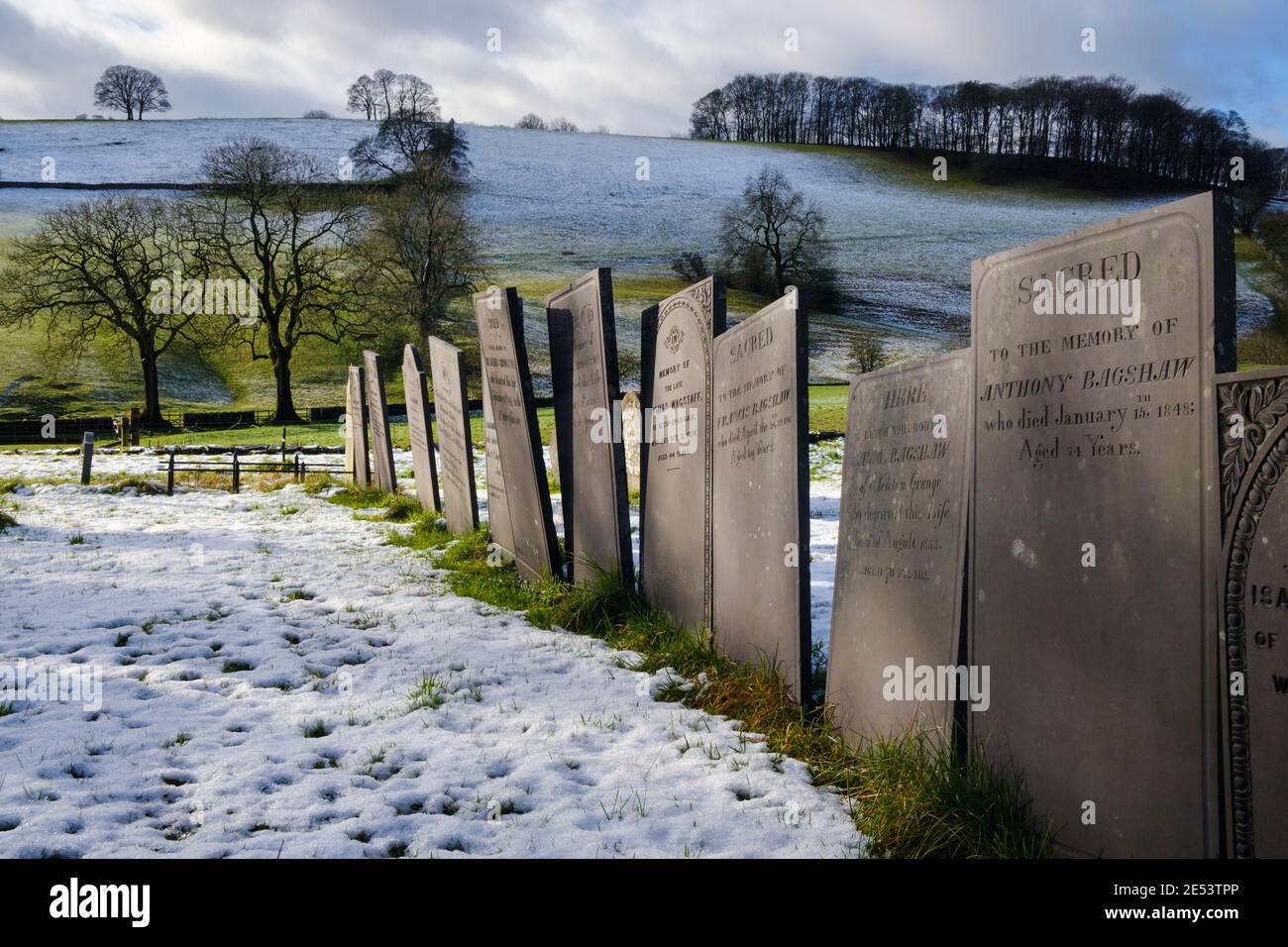 Grabsteine aus dem 19. Jahrhundert auf dem Kirchhof von St Michel and All Angels Church, Alsop en le Dale, Peak District National Park, Derbyshire Stockfoto
