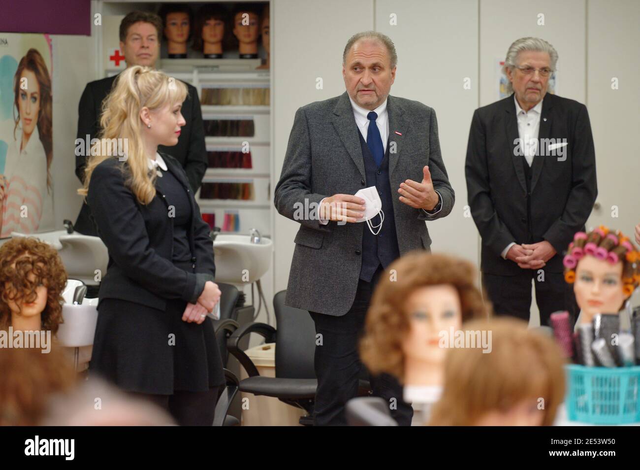 Köln, Deutschland. Januar 2021. Friseurmeister Ute Hützen (l-r), Mike Engels, Leiter der Kölner Friseurgilde, Hans Peter Wollseifer, Präsident des Deutschen Handwerks-Bundes, Und Harald Esser, Präsident des Deutschen Friseurvereins, steht in einem Schulungsraum im Ausbildungszentrum der Kölner Friseurgilde während einer Pressekonferenz zum Corona-Kurs der Bundesregierung. Deutschlands marode Friseurindustrie fordert stärkere und schnellere Finanzhilfe von der Politik Kredit: Henning Kaiser/dpa/Alamy Live News Stockfoto